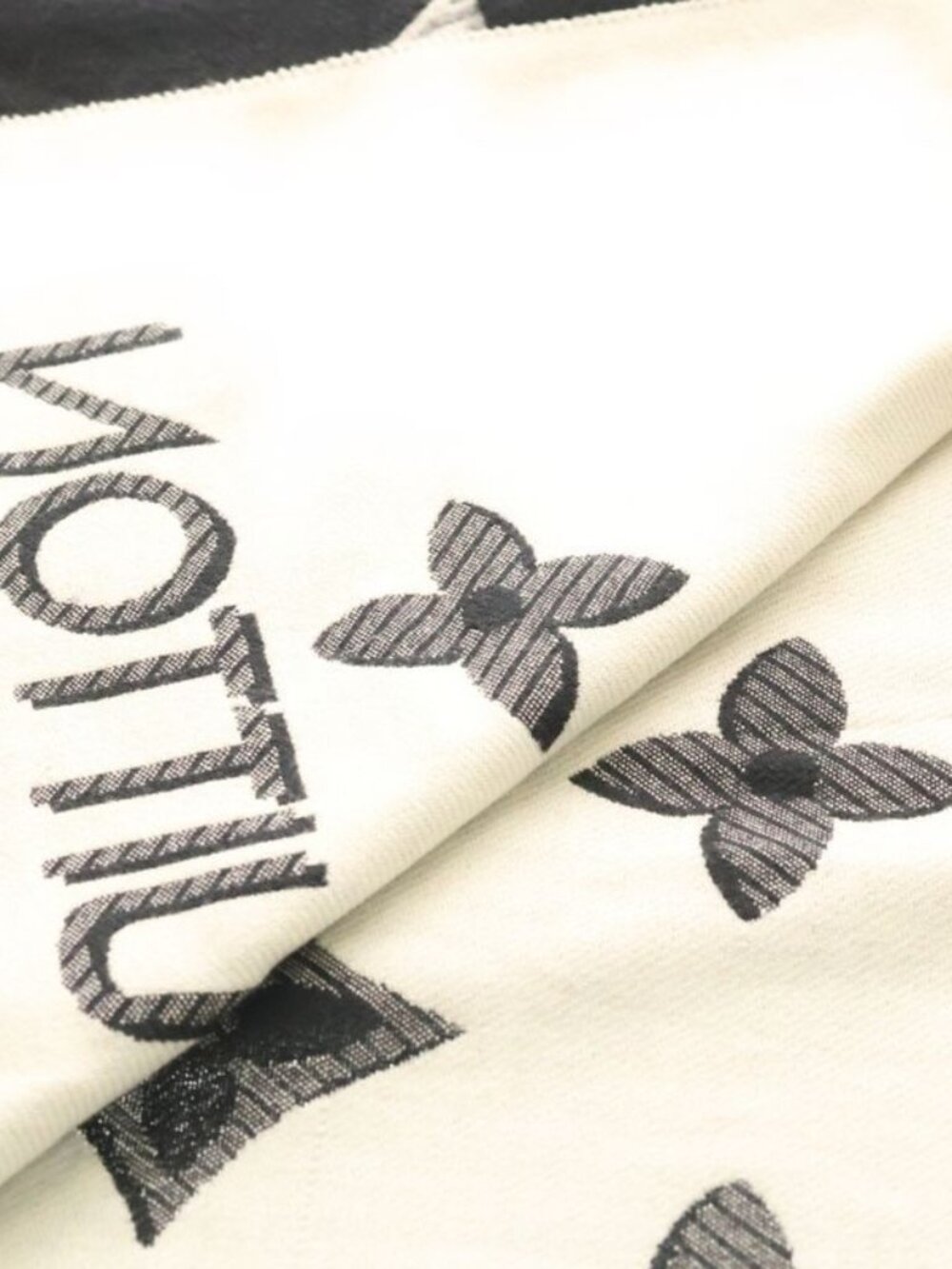 Louis Vuitton LV Essential Monogram All Over Logo Shawl Black - Picture 6 of 6